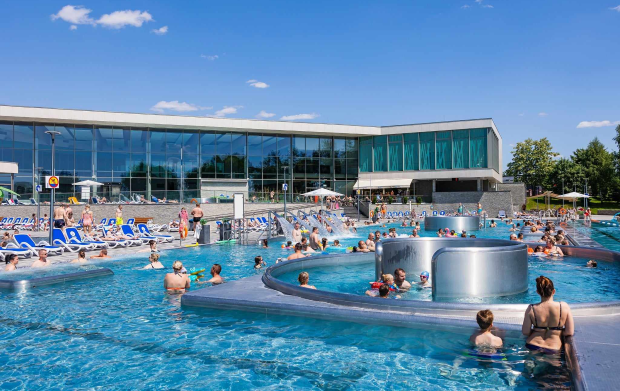 Zdjęcie 2 basen&oacute;w na&nbsp;zewnątrz w&nbsp;termach Poddębickich