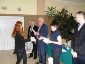 Angelika Kowalczyk - uczennica ZSP w Poddębicach odbiera nagrodę za zajęcie II miejsca 